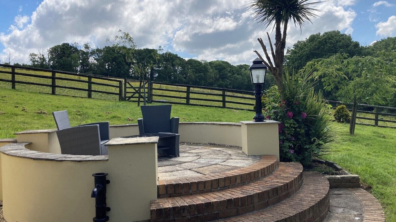 Photo of Outdoor in Broadwoodkelly