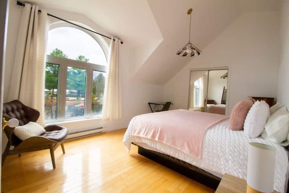Photo of Bedroom in Saint-Denis-de-Brompton