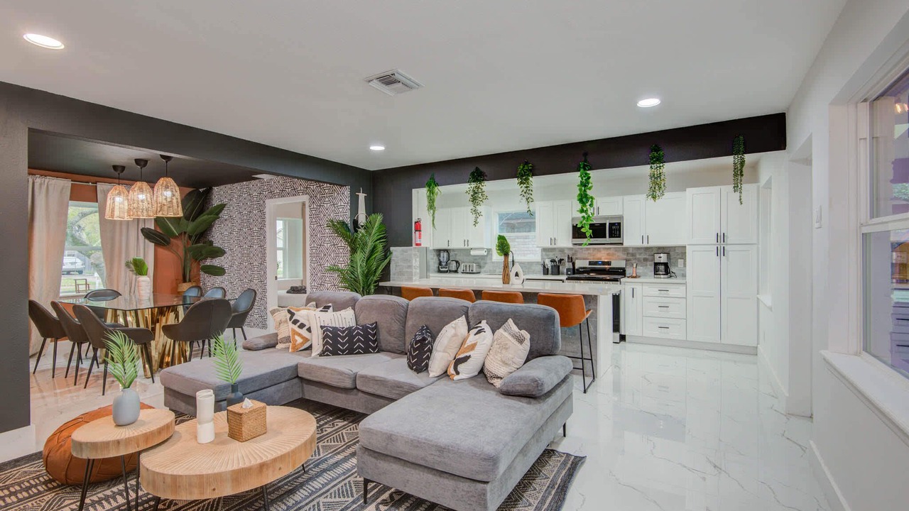 Photo of Livingroom in Spring Branch Central