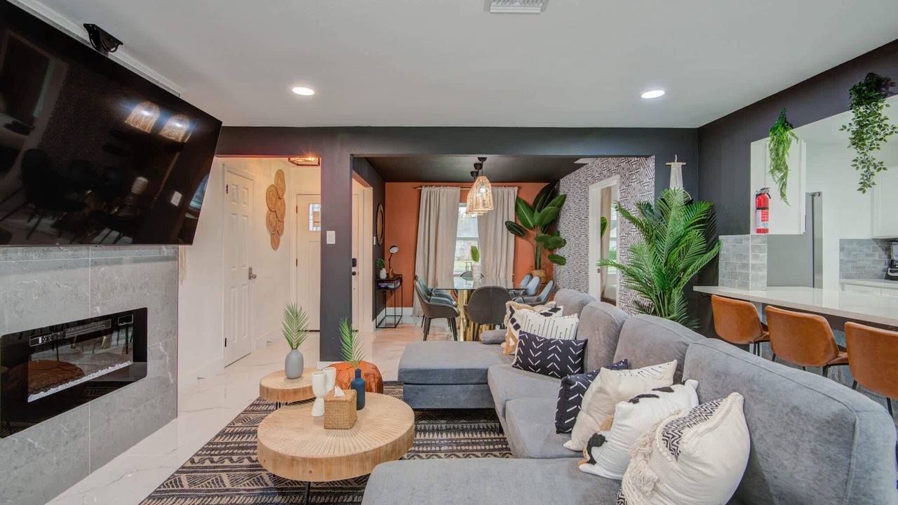 Photo of Livingroom in Spring Branch Central