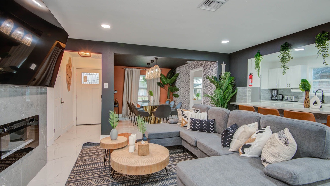 Photo of Livingroom in Spring Branch Central