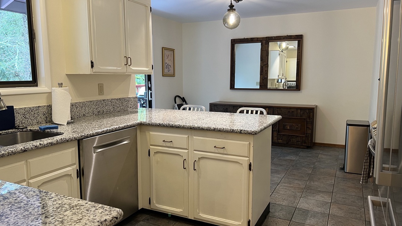 Photo of Kitchen in Sylvan - Highlands - Southwest Hills