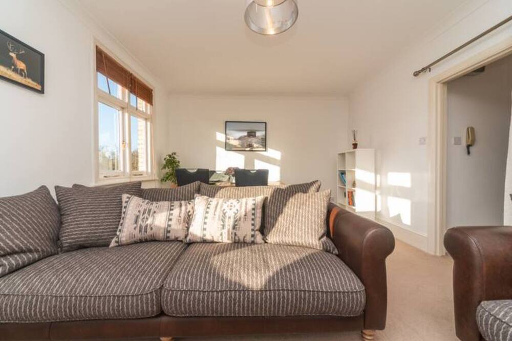 Photo of Livingroom in Hampton Wick