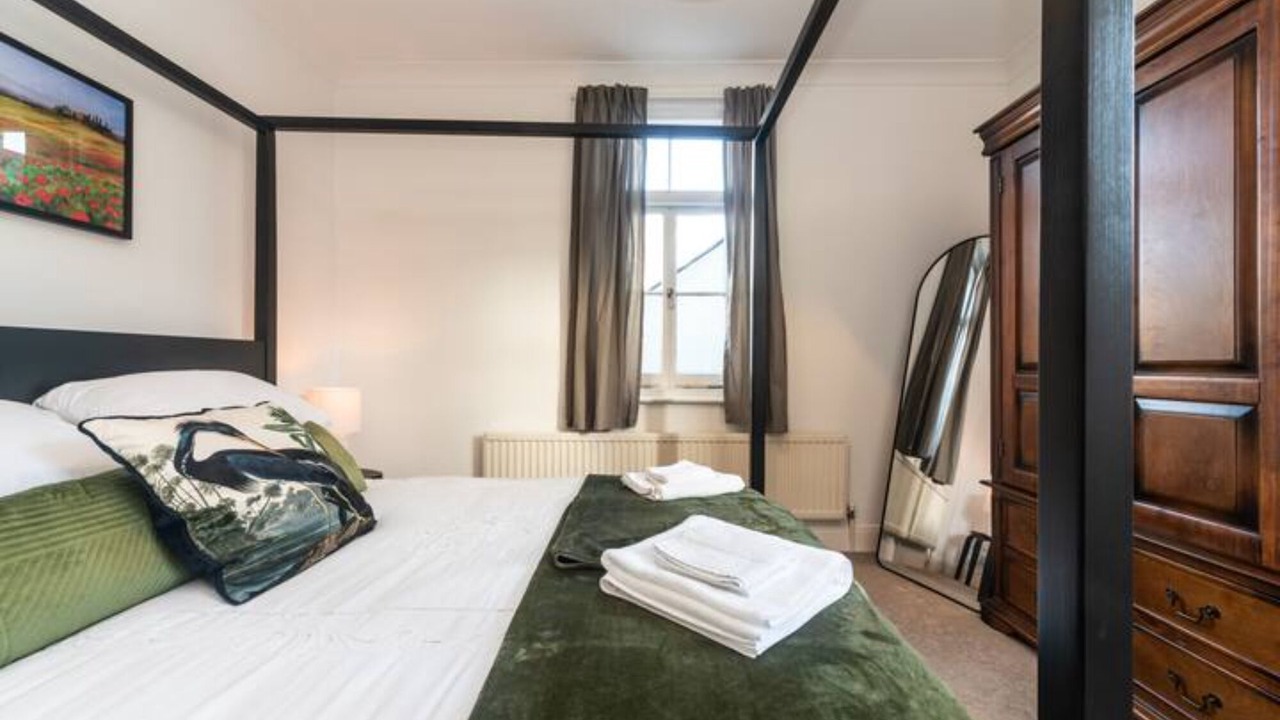 Photo of Others in Hampton Wick