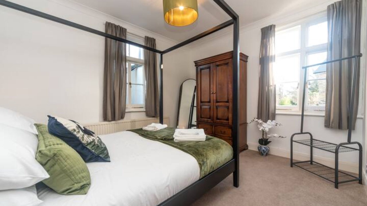 Photo of Others in Hampton Wick