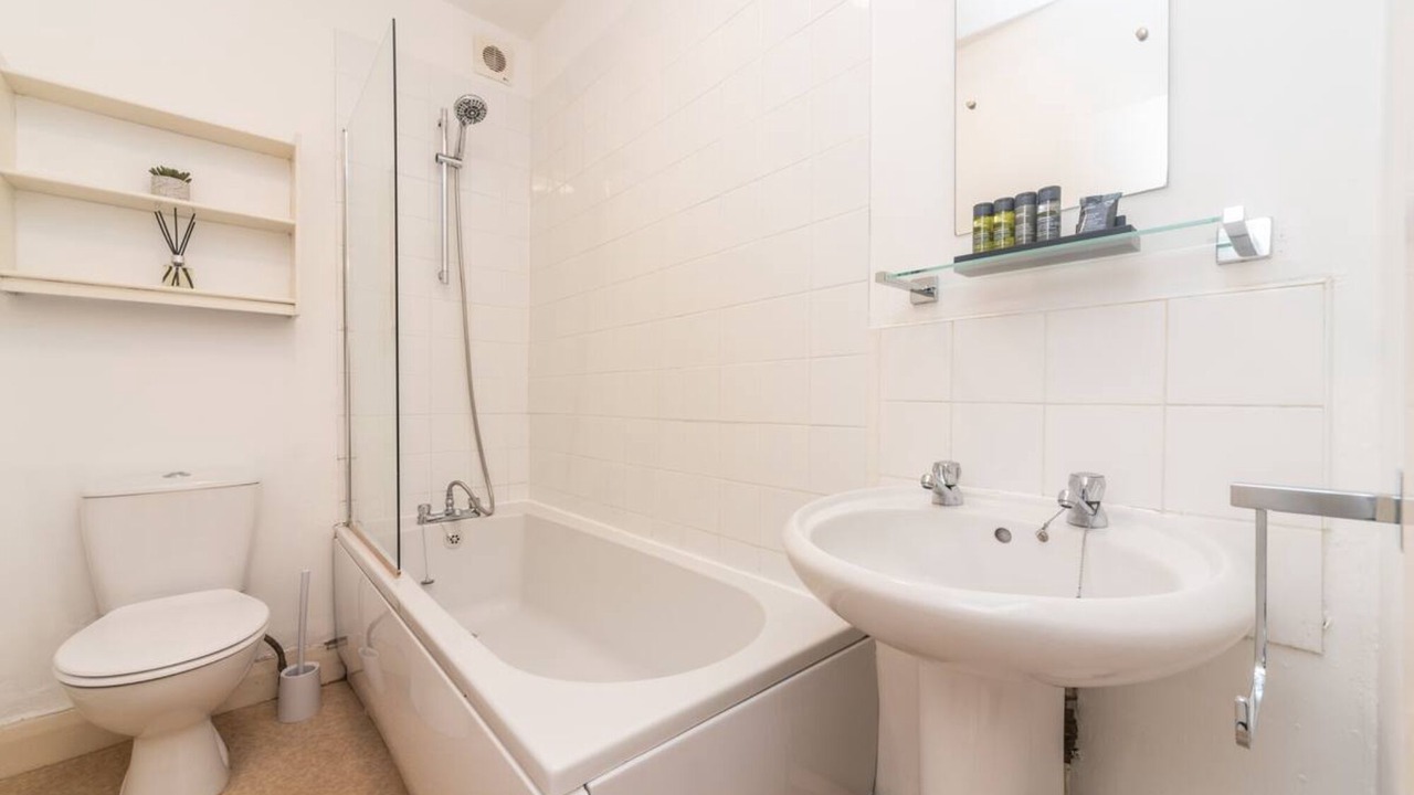 Photo of Others in Hampton Wick