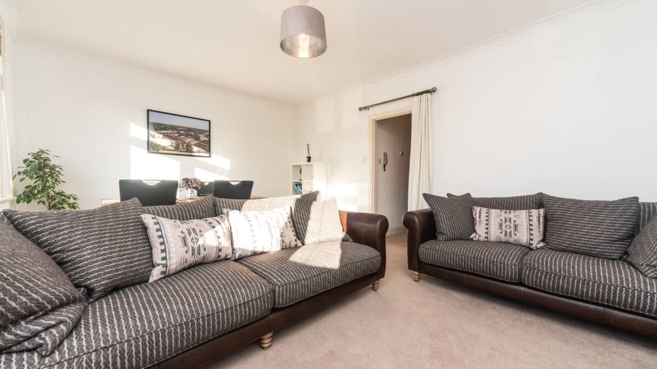 Photo of Others in Hampton Wick