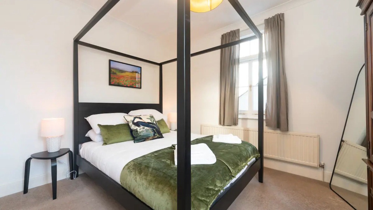 Photo of Others in Hampton Wick