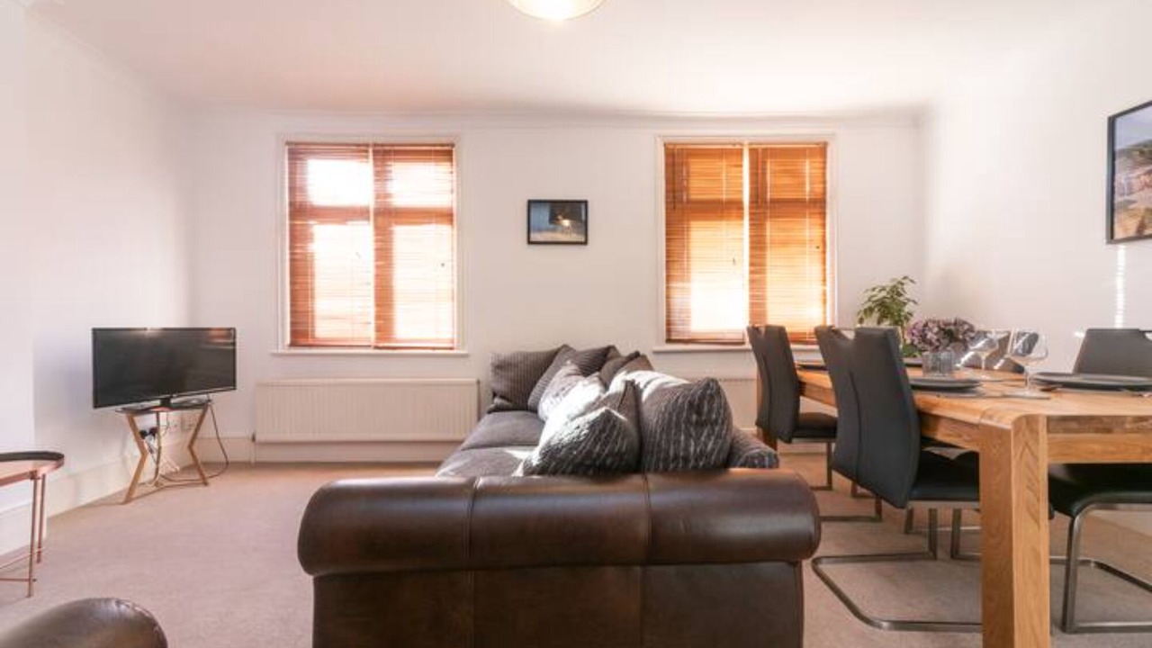 Photo of Others in Hampton Wick