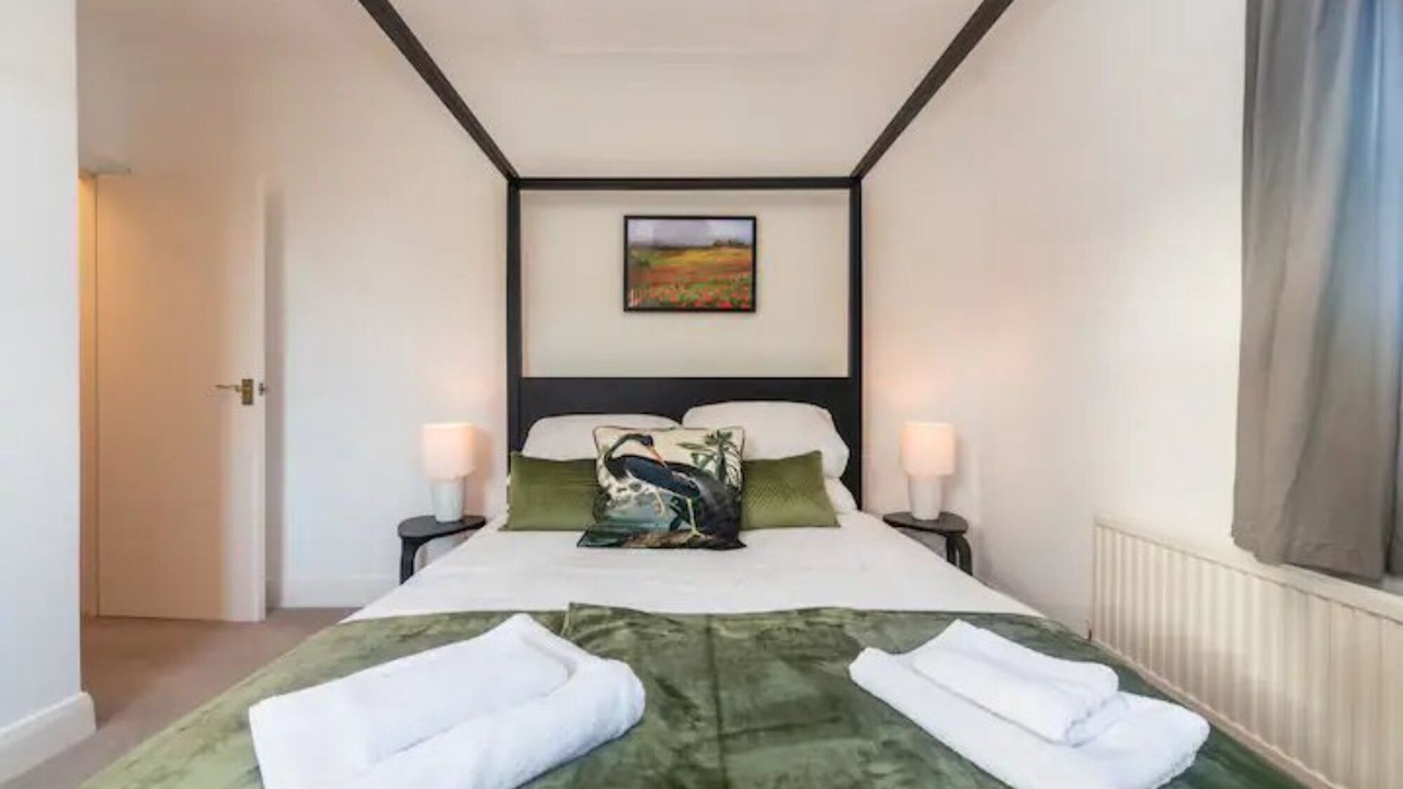 Photo of Others in Hampton Wick