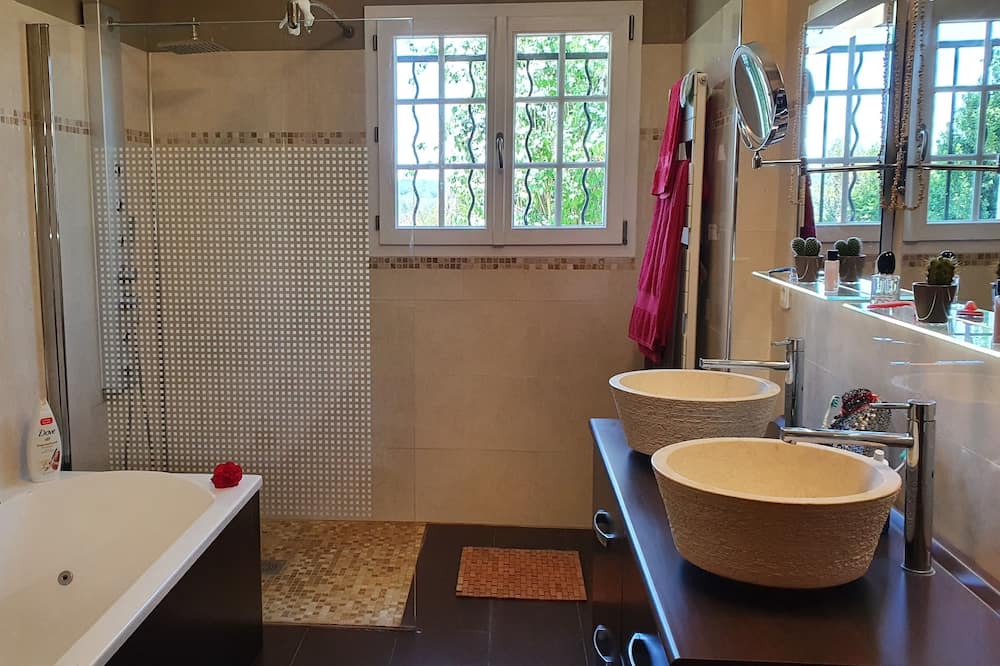 Photo of Bathroom in Treuzy-Levelay