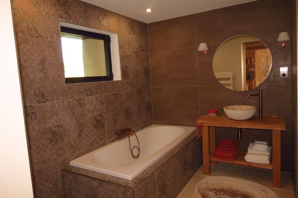 Photo of Bathroom in Clermont-Creans