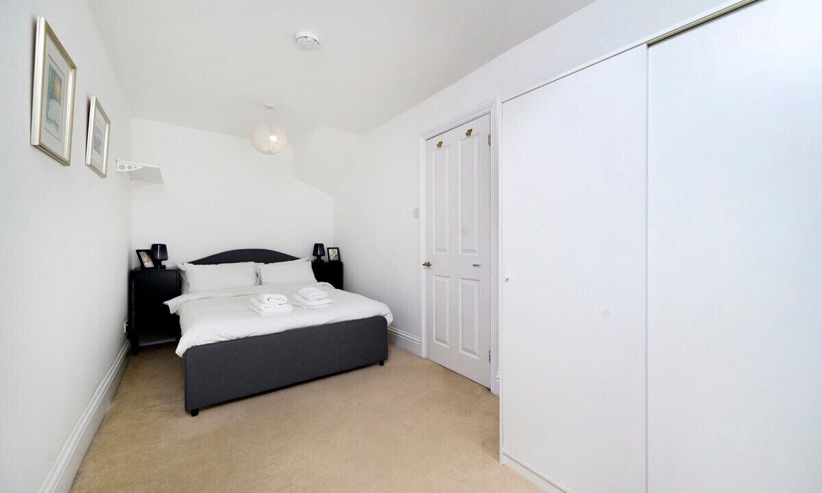 Photo of Others in Hampton Wick