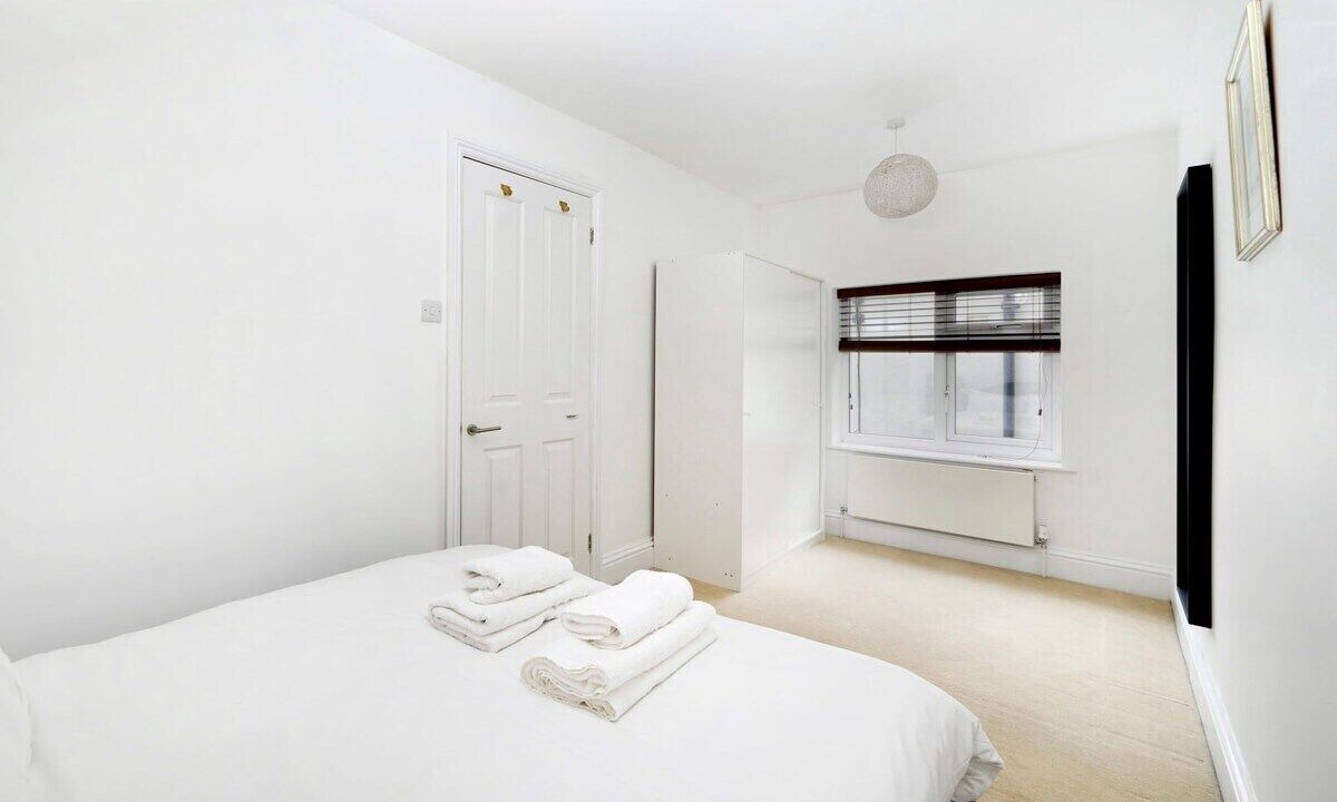 Photo of Others in Hampton Wick