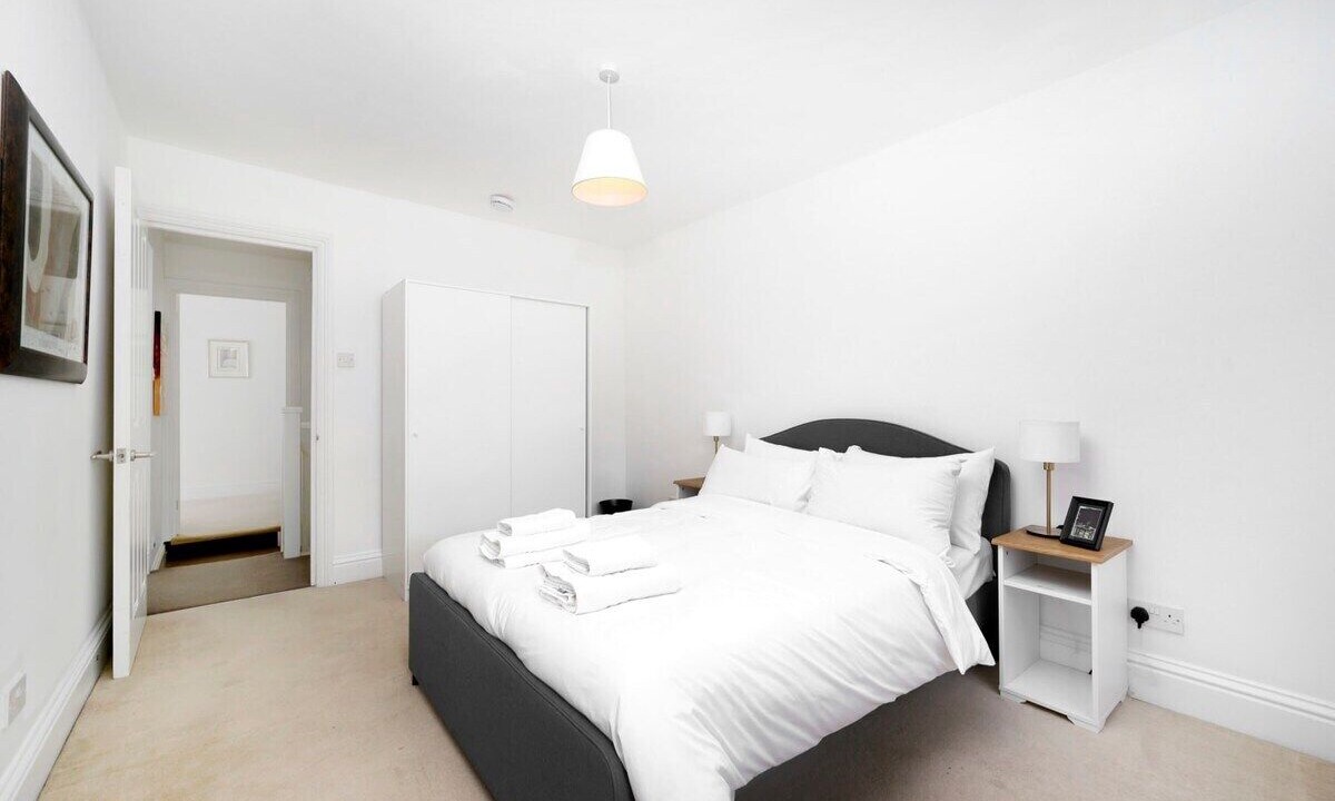 Photo of Others in Hampton Wick