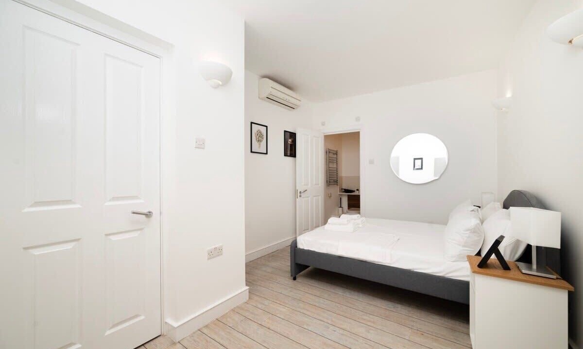 Photo of Others in Hampton Wick