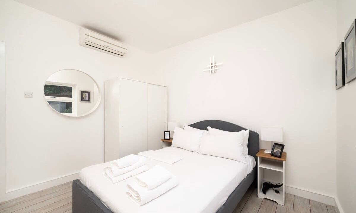 Photo of Others in Hampton Wick