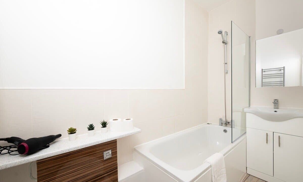 Photo of Others in Hampton Wick