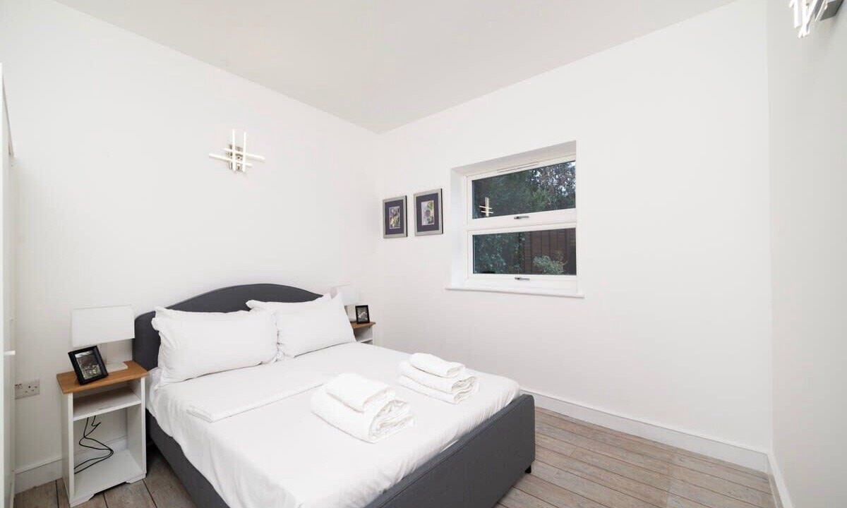 Photo of Others in Hampton Wick