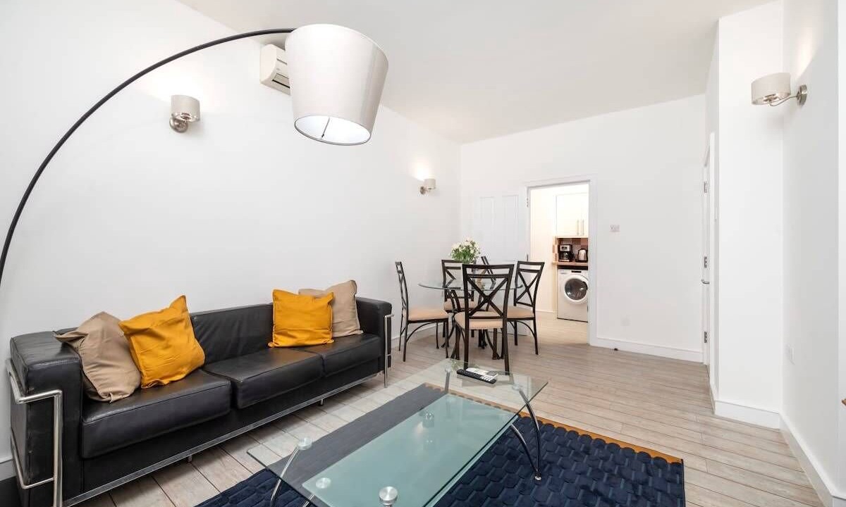 Photo of Others in Hampton Wick