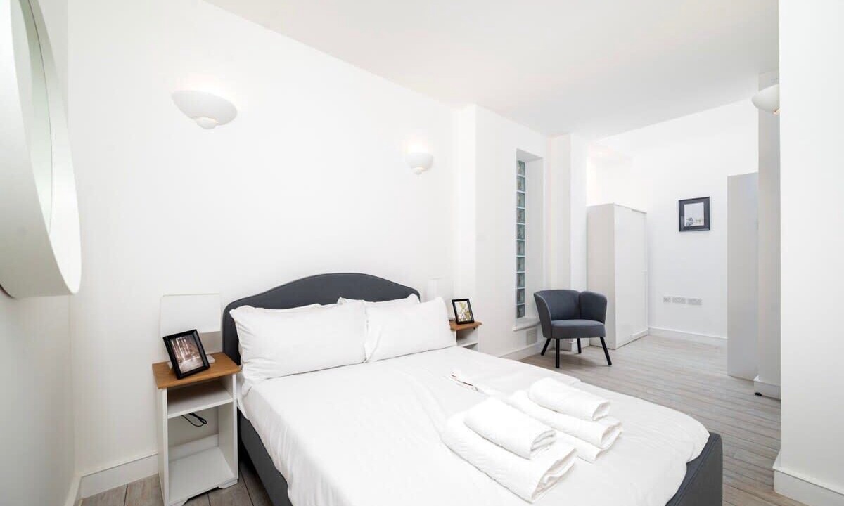 Photo of Others in Hampton Wick