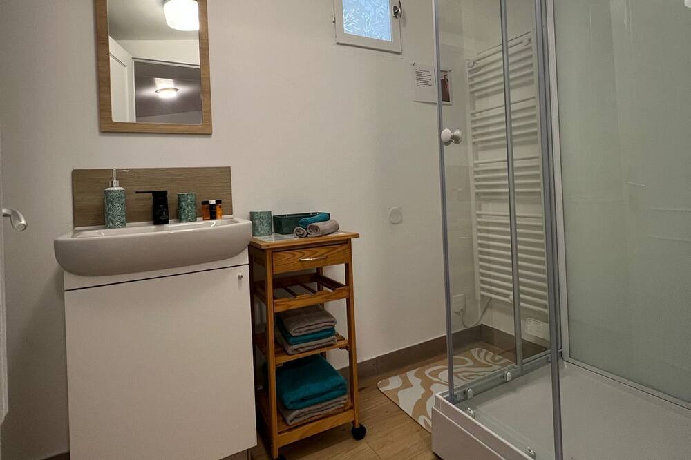 Photo of Bathroom in Lens