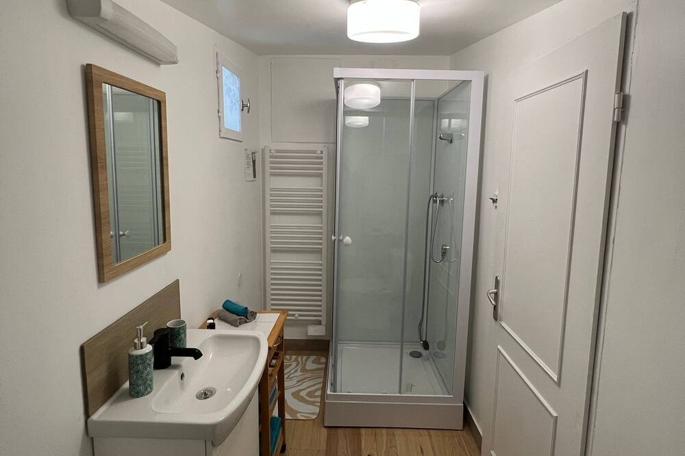 Photo of Bathroom in Lens