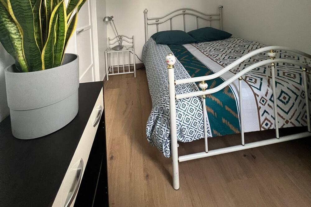 Photo of Bedroom in Lens