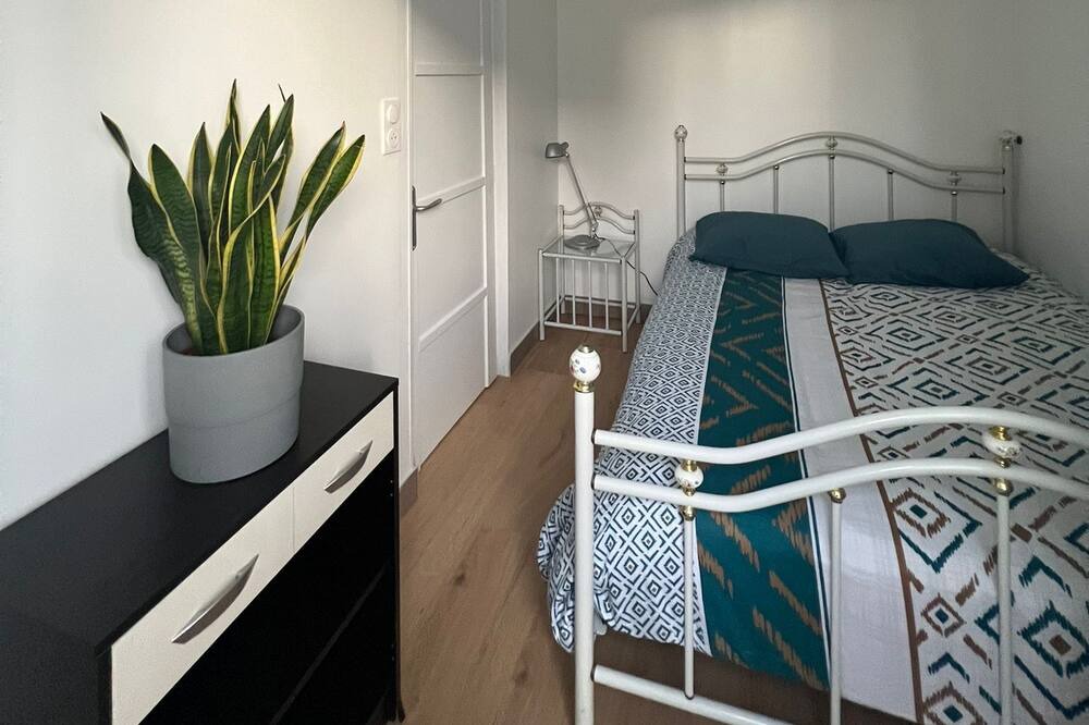 Photo of Bedroom in Lens