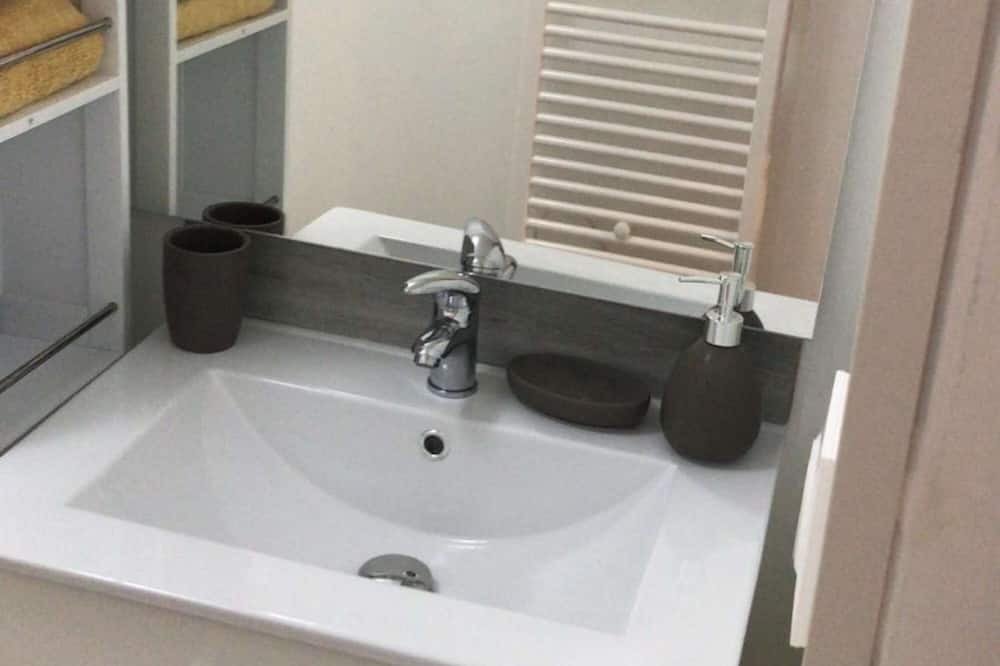 Photo of Bathroom in Lens