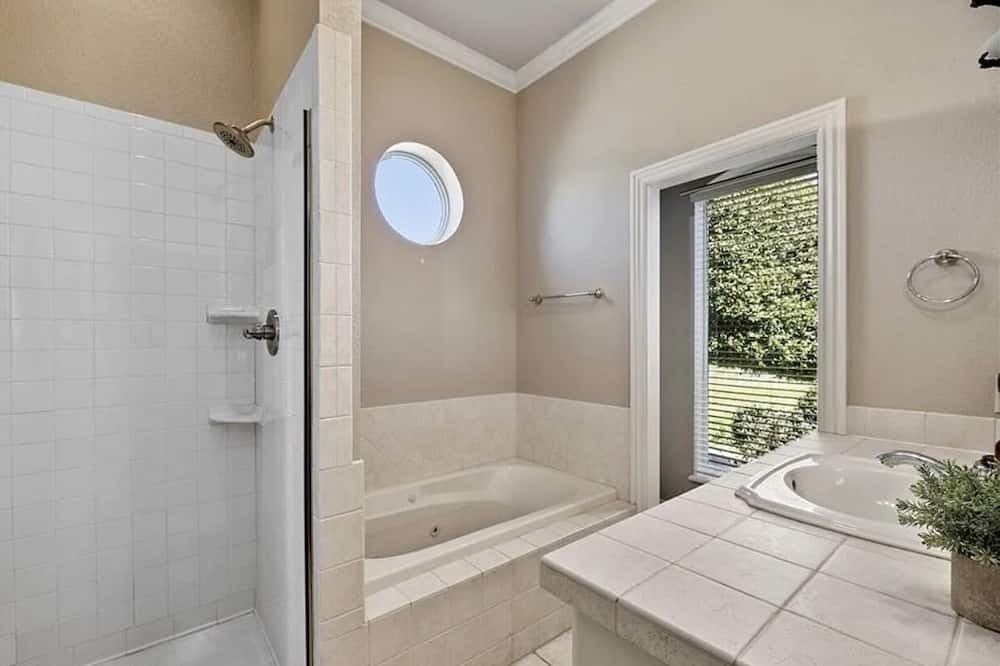 Photo of Bathroom in Cecil