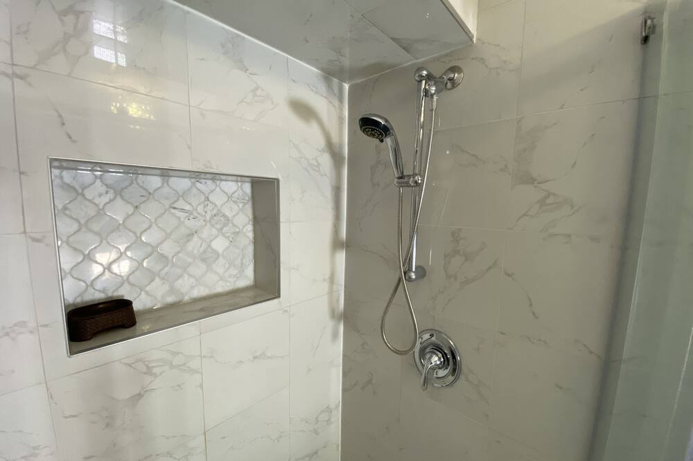 Photo of Bathroom in Lakeview