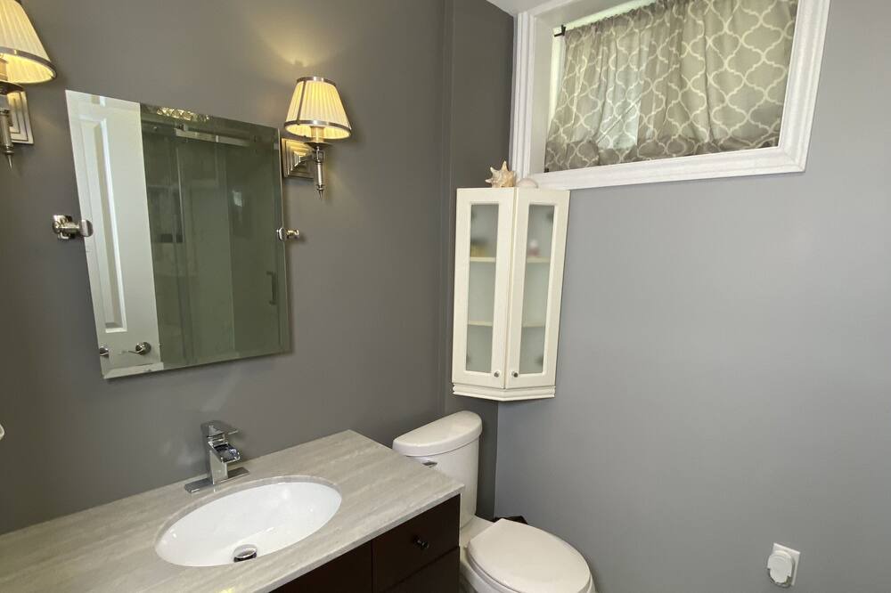 Photo of Bathroom in Lakeview