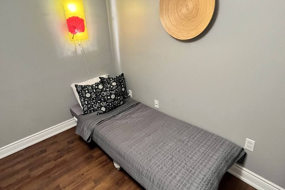 Photo of Bedroom in Lakeview
