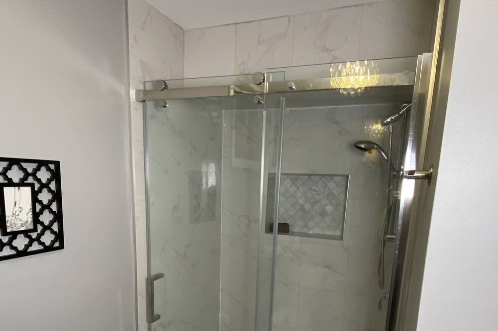 Photo of Bathroom in Lakeview