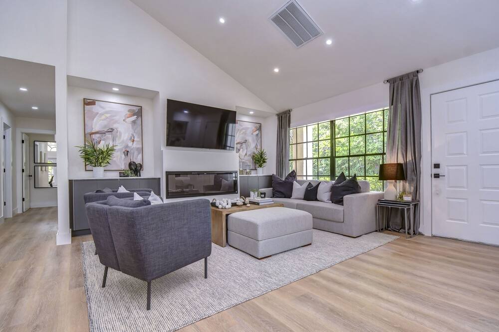 Photo of Livingroom in Saddlebrook