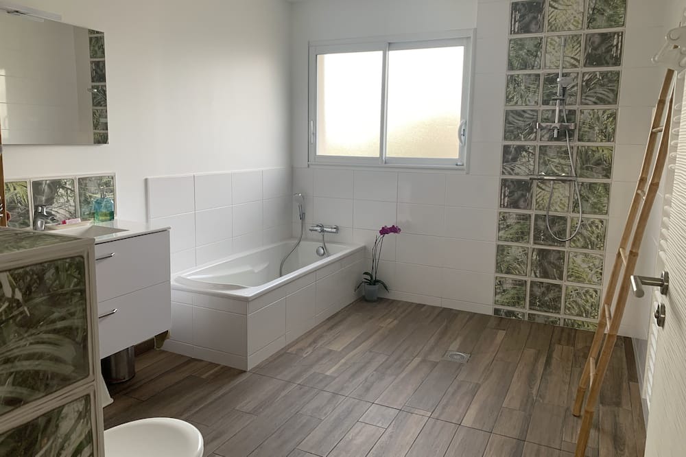 Photo of Bathroom in La Jarrie