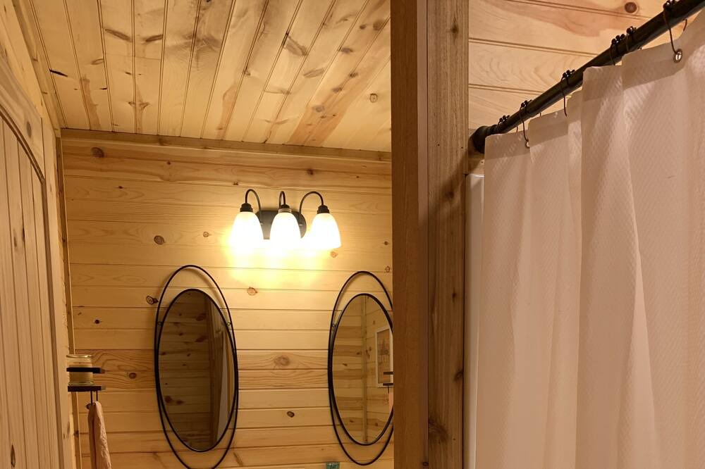 Photo of Bathroom in Edgewater Beach
