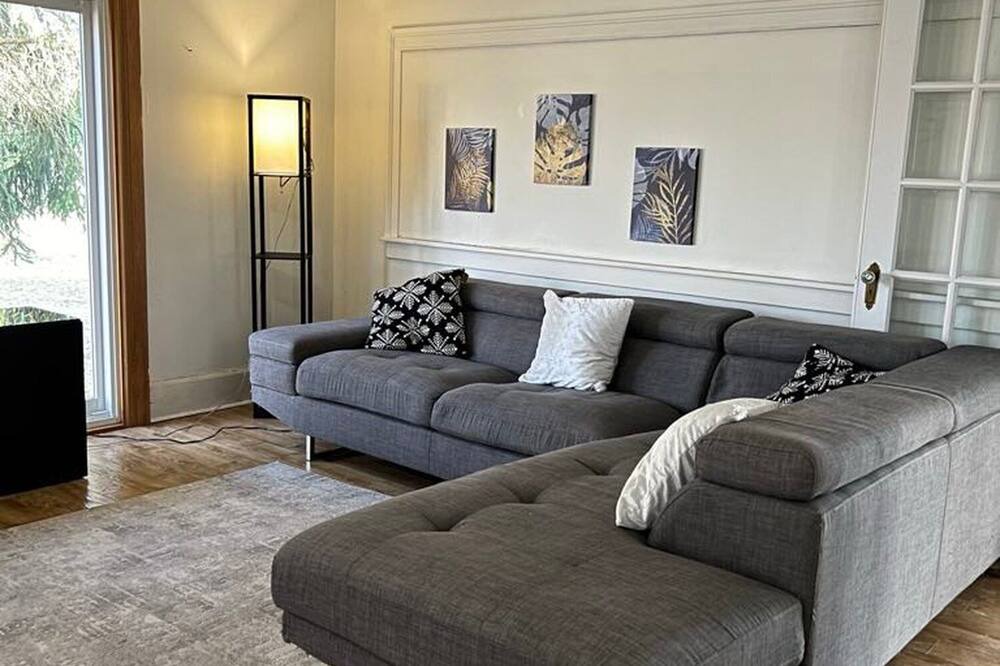 Photo of Livingroom in Central Elgin
