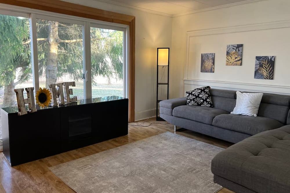 Photo of Livingroom in Central Elgin