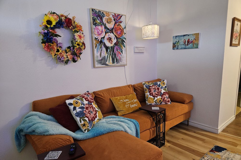Photo of Livingroom in Sayles Blvd. Area