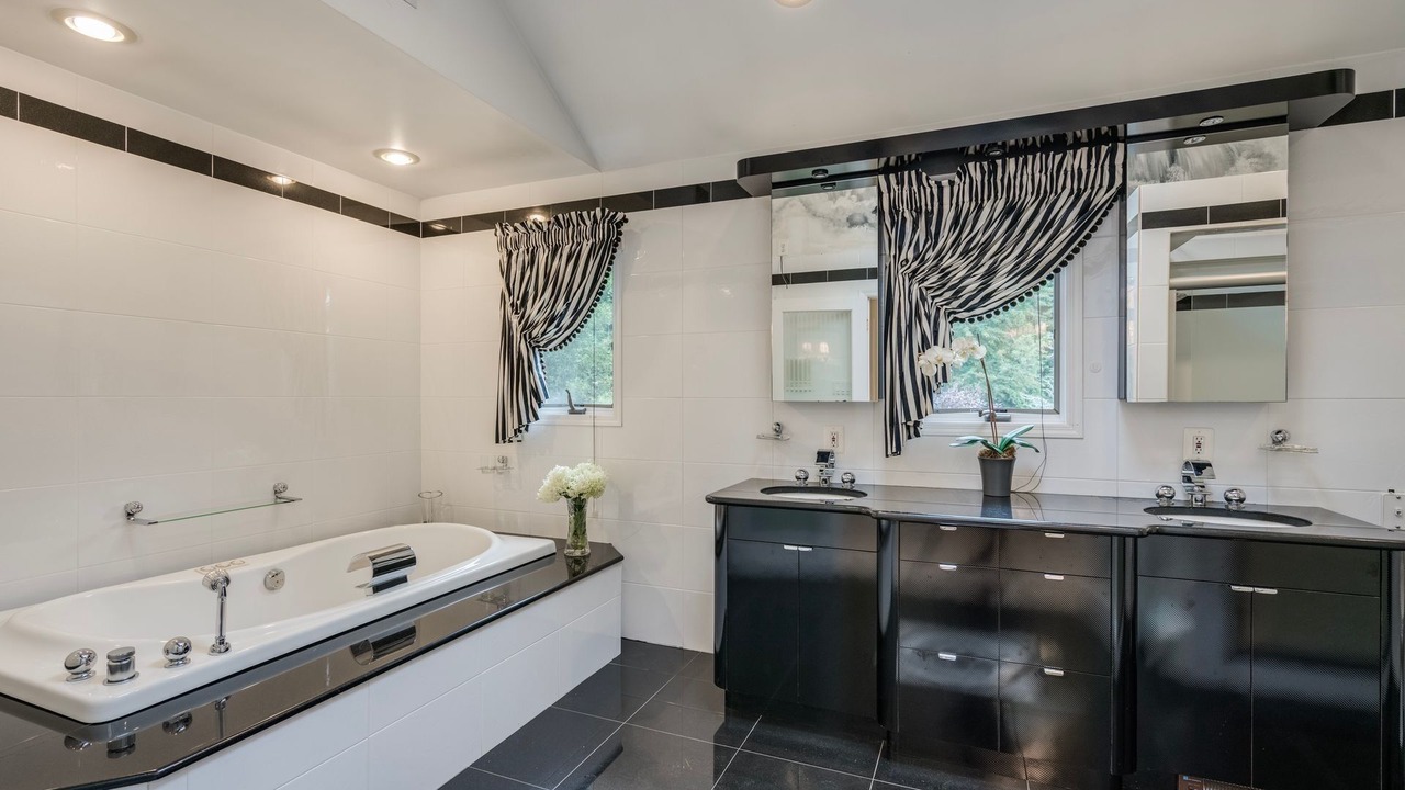 Photo of Bathroom in Old Westbury