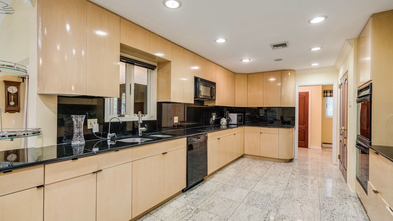 Photo of Kitchen in Old Westbury