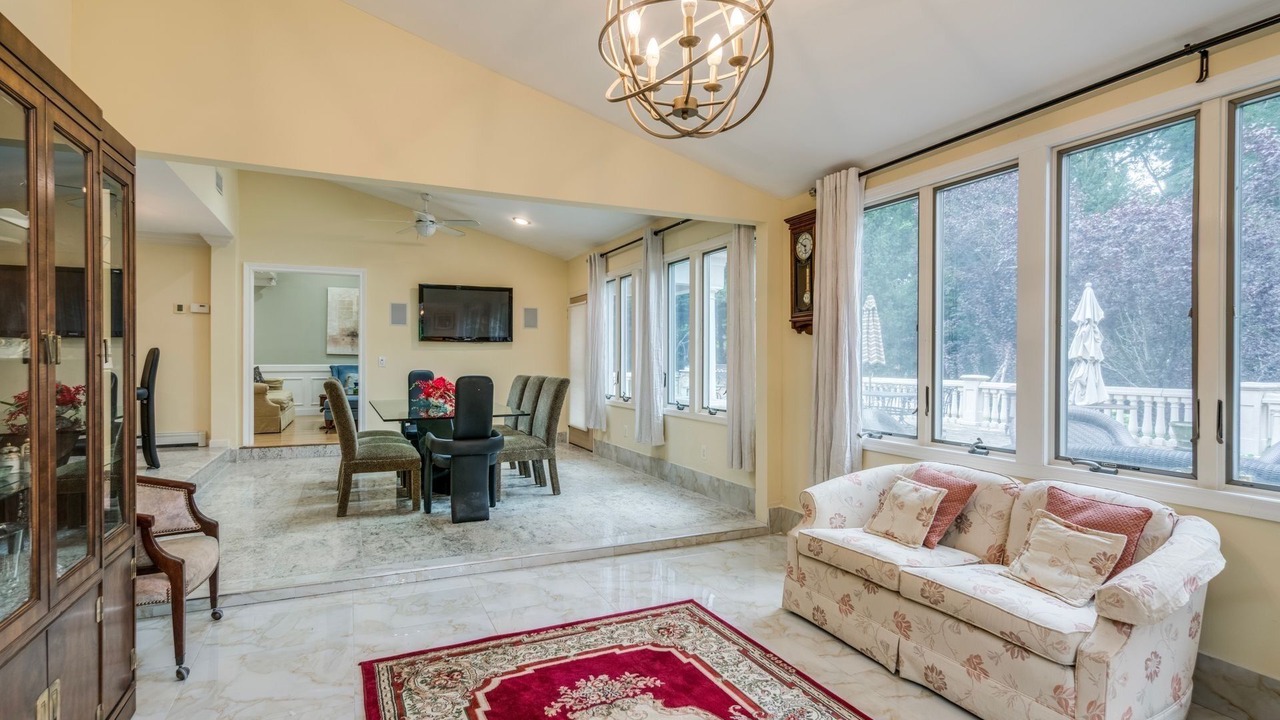 Photo of Livingroom in Old Westbury