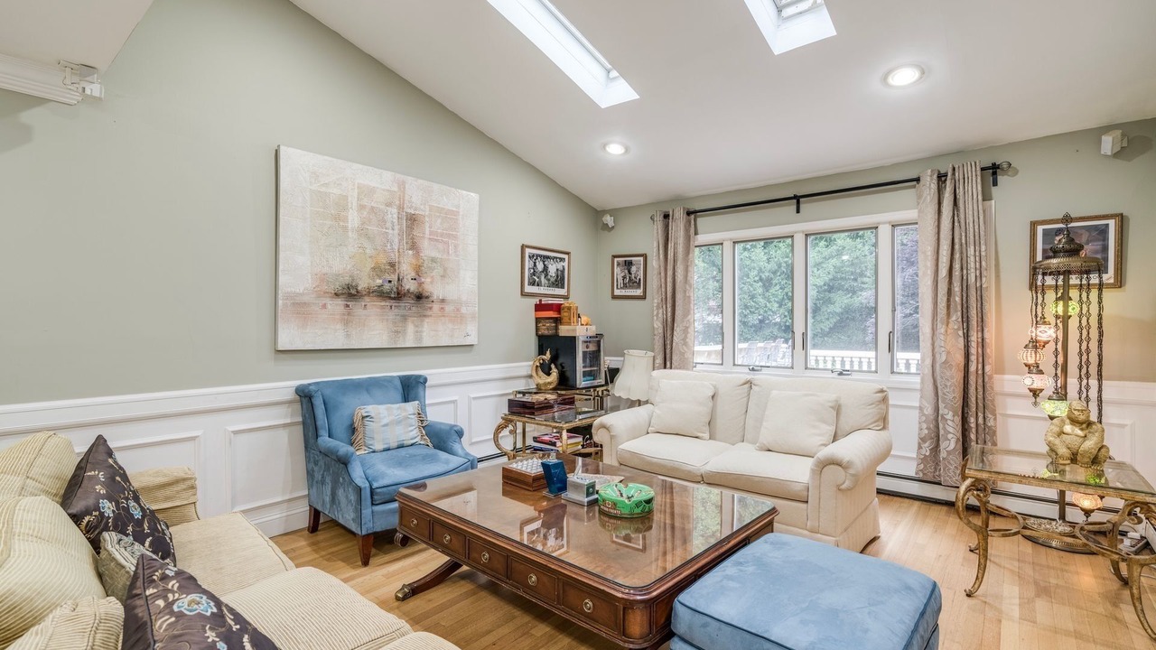 Photo of Livingroom in Old Westbury