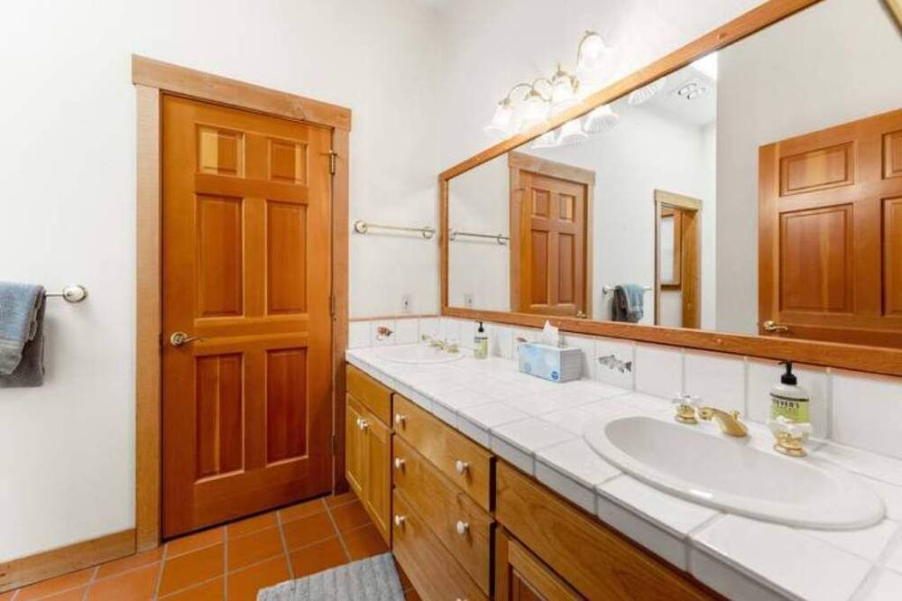 Photo of Bathroom in Castella