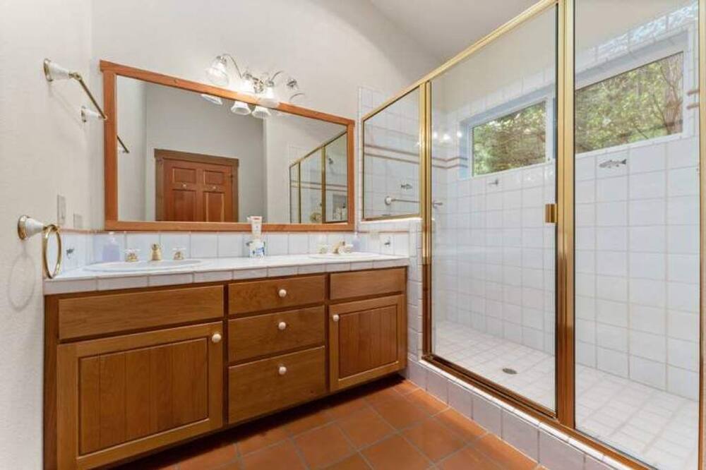 Photo of Bathroom in Castella