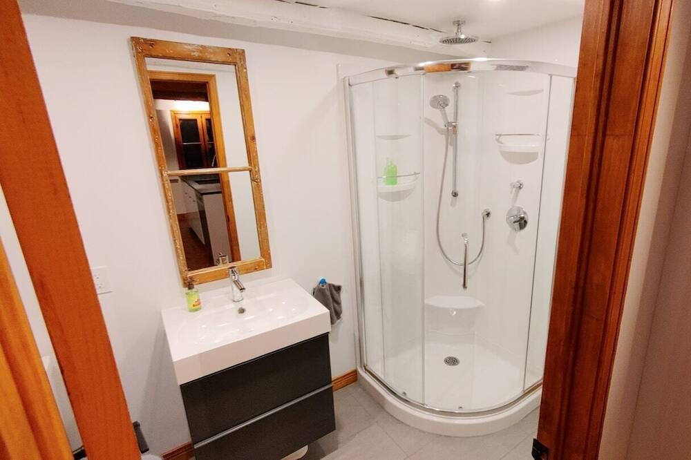 Photo of Bathroom in Saint-Jean-de-l'lle-d'Orleans