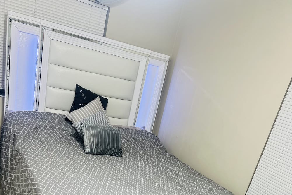 Photo of Bedroom in Town N County Park