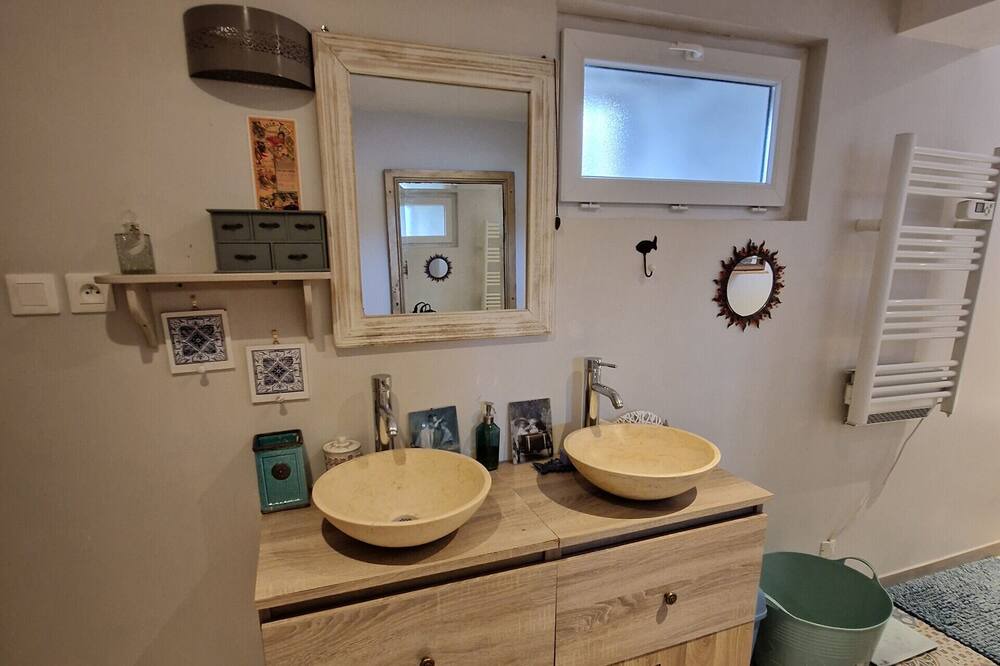 Photo of Bathroom in Roeze-sur-Sarthe
